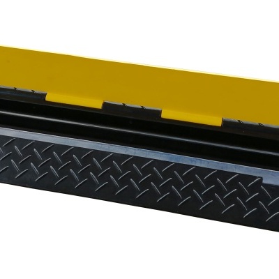 Rampa de elevação preta com parte superior amarela para passagem de cabos
