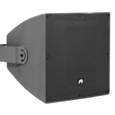 Coluna de som preta com grelha metálica frontal e suporte lateral