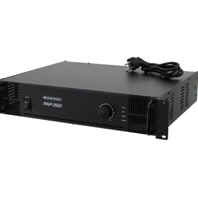 Amplificador de potência Soundcraft PAP150 preto com botão frontal e cabo em fundo branco