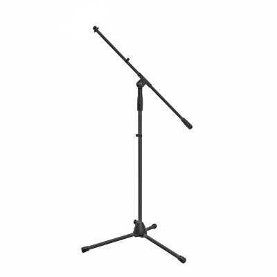 Suporte de microfone preto com base tripé, sobre fundo branco