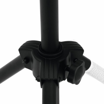 Peça central de tripé preto com parafuso de ajuste e etiquetas com texto branco.