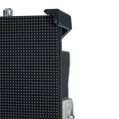 Painel LED preto com pequenos pontos luminosos e canto protetor de plástico