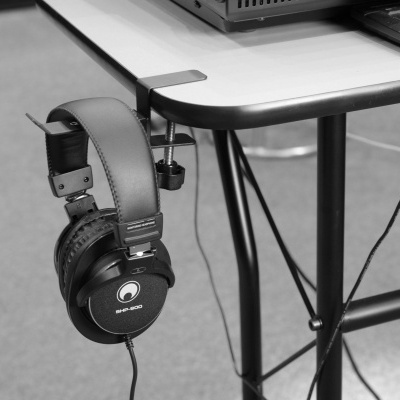 Headphones pretos acolchoados pendurados numa mesa