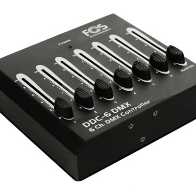 Controlador DMX preto com seis sliders e botões para controle de canais.