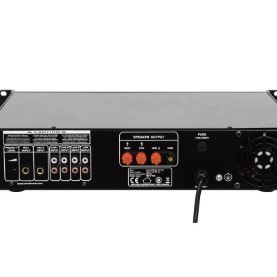 Amplificador áudio preto com entradas e saídas RCA, bornes para colunas e ventoinha