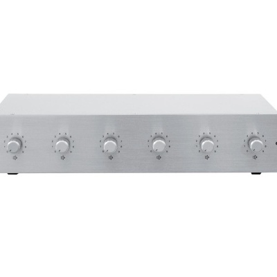 Amplificador de áudio com seis botões cinzentos e texto CLA 65