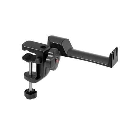 Suporte preto em metal com grampos ajustáveis e braço em gancho