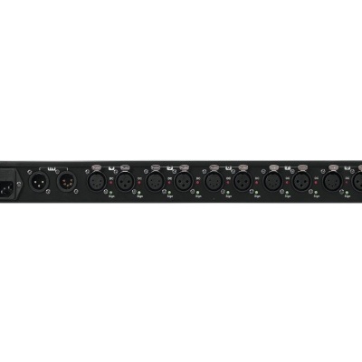 painel traseiro preto de equipamento áudio com oito conectores XLR