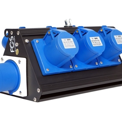 Divisor de energia elétrica com três tomadas e uma ficha azul