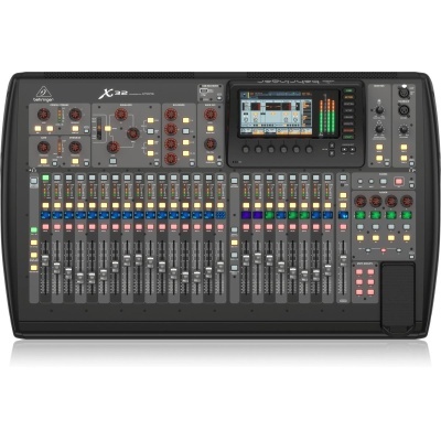 Mesa de mistura digital Behringer X32 com diversos controlos e ecrã tátil.