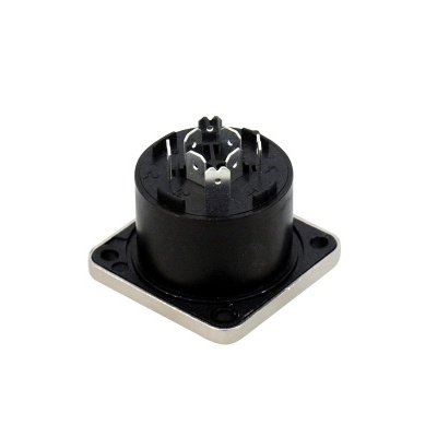 Conector elétrico preto com base metálica quadrada