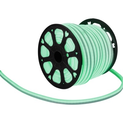 Bobina de fio verde claro enrolado em carretel preto