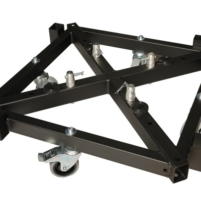 Suporte metálico triangular preto com rodas giratórias