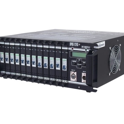 Equipamento eletrónico preto tipo rack com doze módulos e display digital