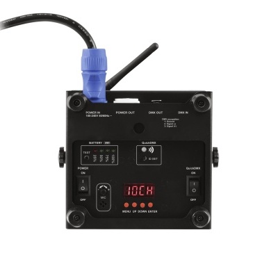 Dispositivo eletrónico preto com mostrador digital e botões em fundo branco