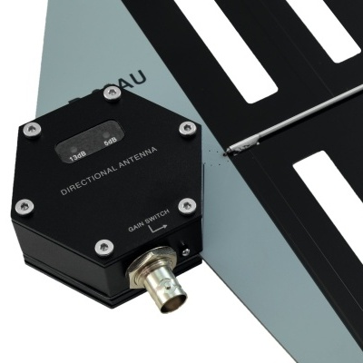 Antena direcional preta com interruptor e conector junto de páleta metálica preta com recortes