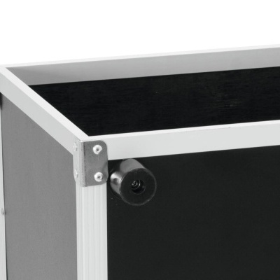 Caixa preta com estrutura metálica branca e rodízio preto