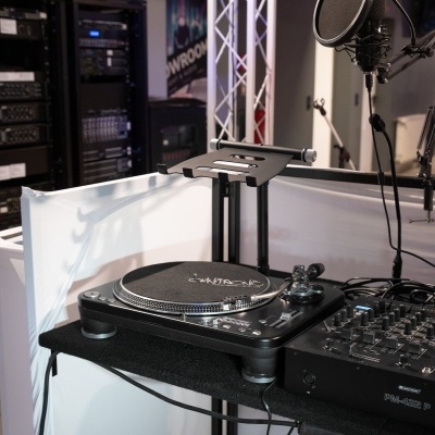 Equipamento de DJ com gira-discos e mesa de mistura num estúdio