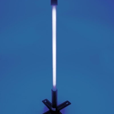 Luminária vertical com tubo de luz branco e base preta em forma de cruz