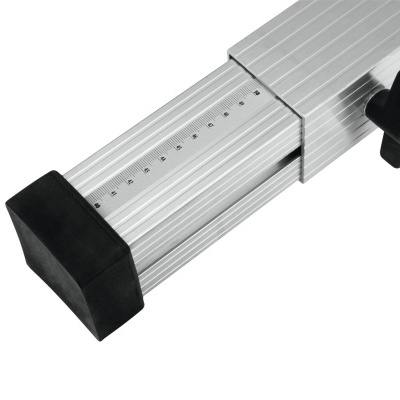 Régua extensível de alumínio com graduação e extremidade preta