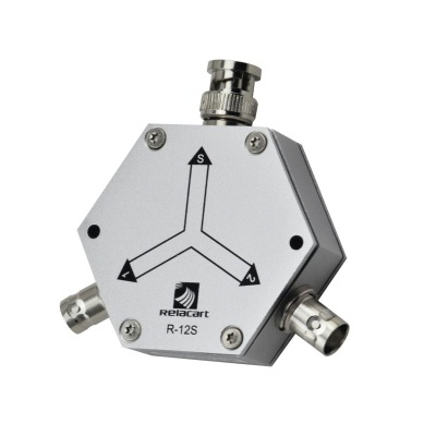 Dispositivo hexagonal metálico com conectores BNC e indicações A, S, T