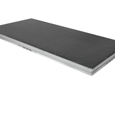 Prancha retangular para palco com superfície preta e bordas metálicas.