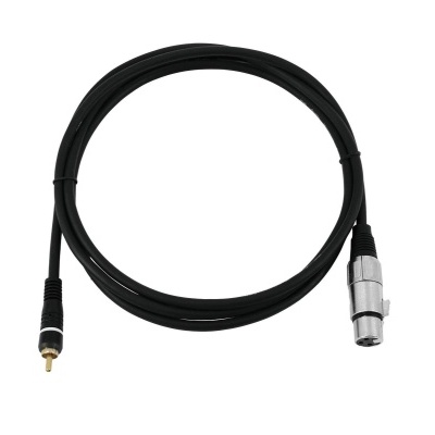 Cabo de áudio preto com conector XLR e conector RCA em fundo branco