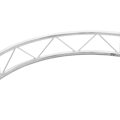 Estrutura metálica curva em alumínio prateado com reforços triangulares
