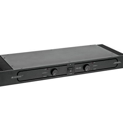 Amplificador de áudio preto em fundo branco