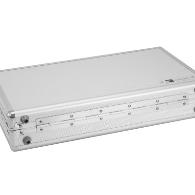 Mala rígida cinza claro com cantos metálicos e fechaduras