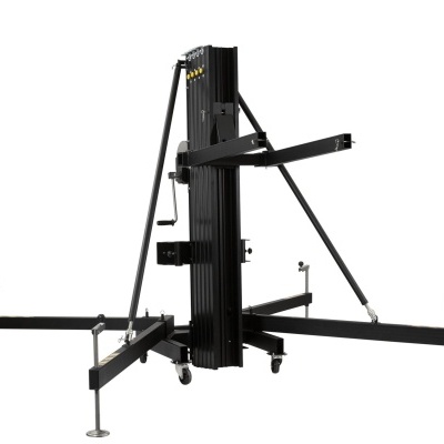 Elevador hidráulico industrial em metal preto com estrutura em tripé