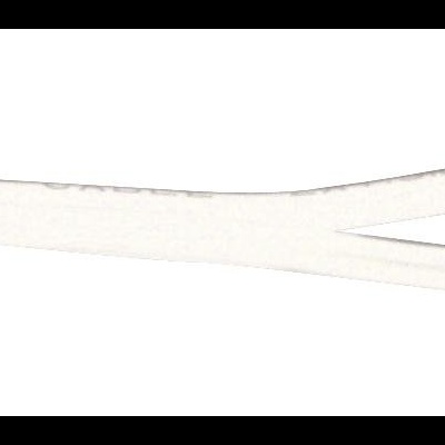 Fio elétrico branco com dois condutores de cobre expostos nas pontas sobre fundo branco