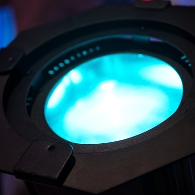 Luz cênica preta iluminada em azul brilhante