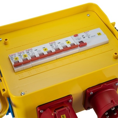 Quadro elétrico amarelo com disjuntores e tomadas industriais vermelhas