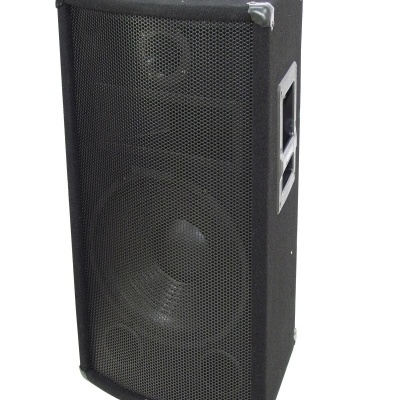 Coluna de som preta com grelha metálica e alça lateral