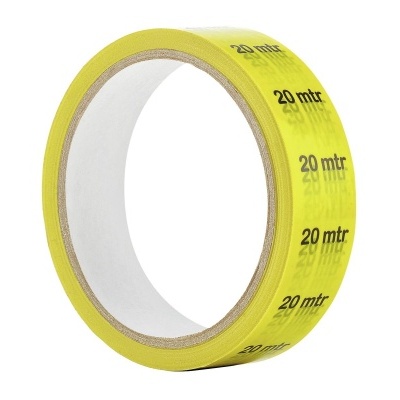 Rolo de fita adesiva amarela com texto 20 mtr