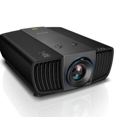 Projetor preto com lente circular e entradas USB