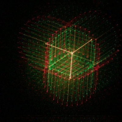 Projeção holográfica tridimensional de cubo com linhas vermelhas e verdes