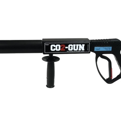 Arma CO2-GUN preta com depósito cilíndrico e pega, isolada num fundo branco