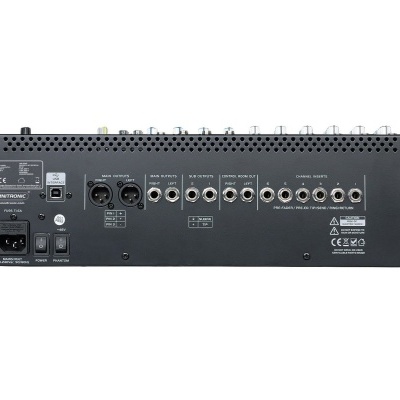 Painel traseiro de equipamento de áudio profissional preto com múltiplas conexões e etiquetas técnicas