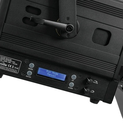 Dispositivo de iluminação profissional preto com visor digital azul e botões de controlo.