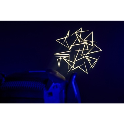 Luz decorativa de triângulos luminosos brancos sobre fundo azul escuro