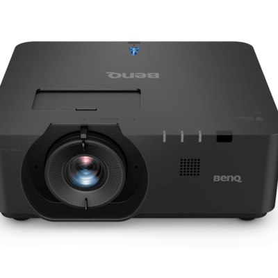 Projetor BenQ preto com lente grande e redonda à frente