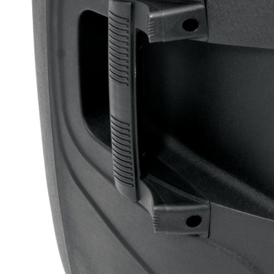 Pega embutida preta numa superfície preta texturada