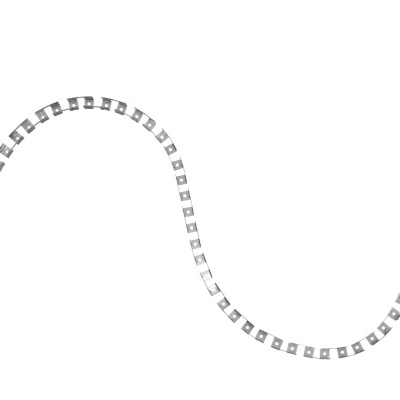 Corrente metálica prateada em forma de onda com elos quadrangulares