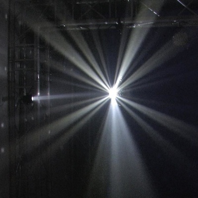 Foco de luz branco intenso numa estrutura metálica num espaço escuro