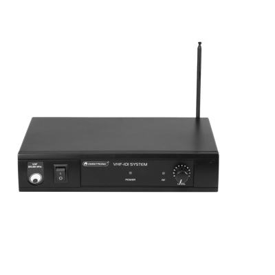 Aparelho eletrônico preto com antena, botões e etiquetas em fundo branco