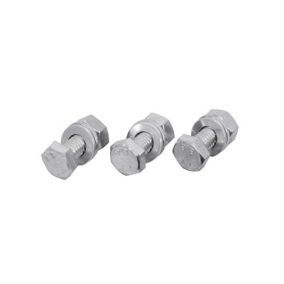 Três parafusos com porcas de metal prateado