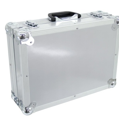 Mala rígida prateada com pega preta e cantos reforçados de metal