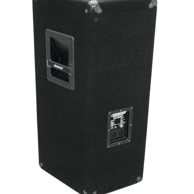 Coluna de som preta retangular com proteção metálica nas bordas e pega lateral